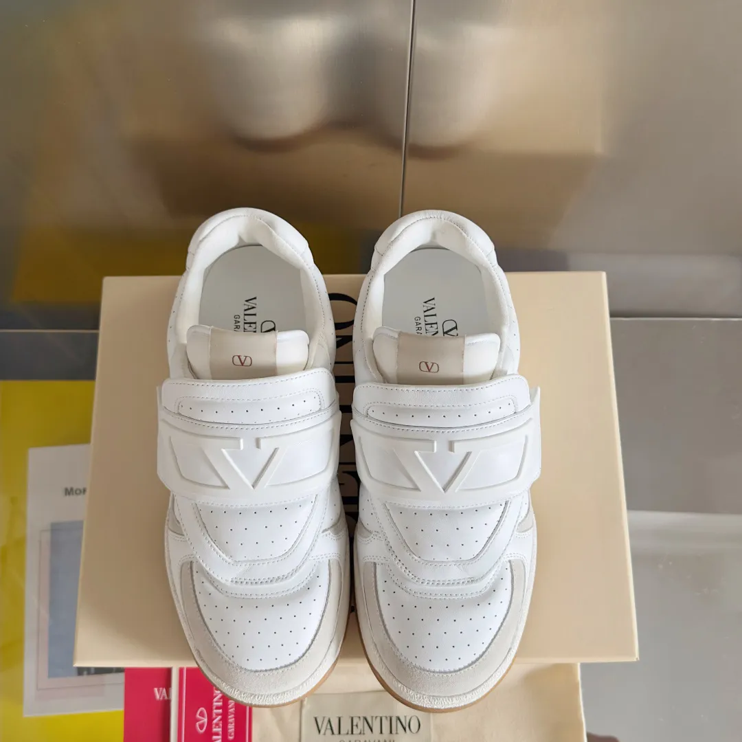 [Valentino] P: 880💰 Couple model, size: ▪️Size: Women's model 35-40 / Men's model 39-44 (45 customized) Valentino Valentino Couple model Joie de Jouer series Velcro Thick sole Bread shoes Couple model Casual sports shoes White shoes Original purchase and development Production Joie de Jouer series The style is simple but not out of style. The pure white base is paired with fresh green and soft beige, and the unique Velcro design highlights your personality. Every detail tells the fashion and quality. Wear it, take a confident step, and start the fashion journey. Exquisite packaging at the delivery counter🛍📦 ▪️Fabrics: Original custom imported first-layer cowhide ▪️Inner lining: Original custom-made soft sheepskin lining ▪️Outsole: Original open-molded anti-slip TPU material ▪️Sole thickness: 3.5CM